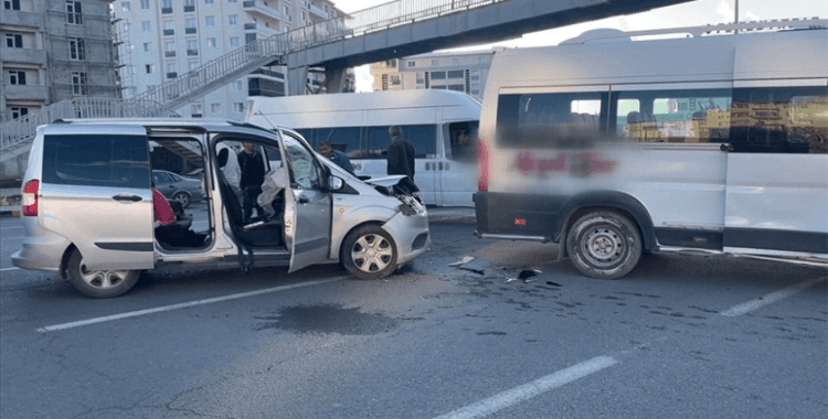 Kars'ta öğrenci servisi ile otomobilin çarpıştığı kazada 6 kişi yaralandı