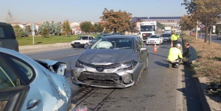 Eskişehir'de 3 aracın karıştığı zincirleme kazada 1 kişi yaralandı