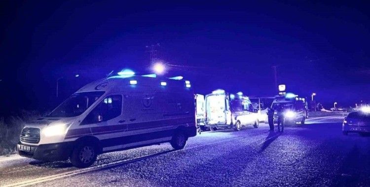 Kütahya’da işçi servisi ile otomobil çarpıştı: 10 yaralı
