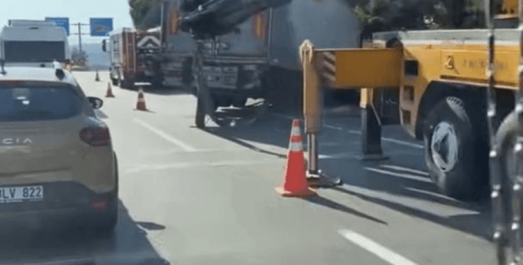 Devrilen tır yolu kapattı, kilometrelerce kuyruk oluştu