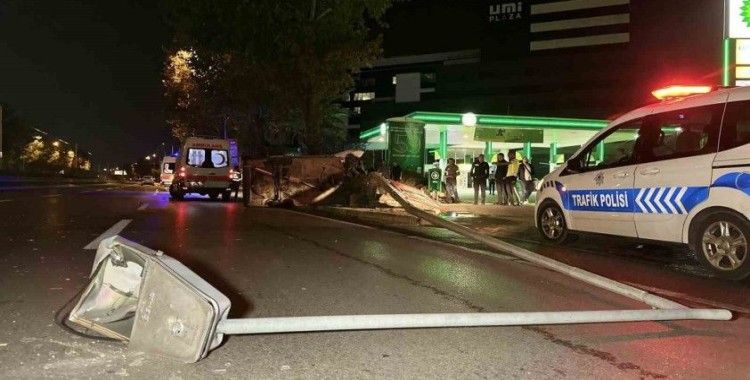 Kontrolden çıkıp aydınlatma direğine çarpan Tofaş hurdaya döndü: 4 yaralı
