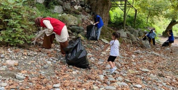 Gençlik merkezi gönüllülerinden çevre temizliği
