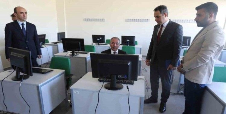 Prof. Dr. Karabulut, bilgisayar laboratuvarında incelemelerde bulundu
