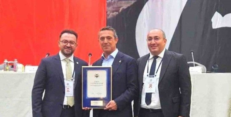 Ali Koç, Erzurum Fenerbahçeliler Derneği’ne akreditasyon belgesini verdi
