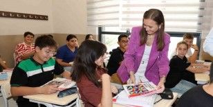 Öğrencilere ders kitaplarını Başkan Durbay dağıttı
