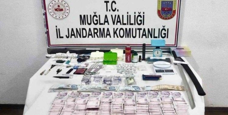 Marmaris’te uyuşturucu operasyonunda Samuray kılıcı ele geçirildi
