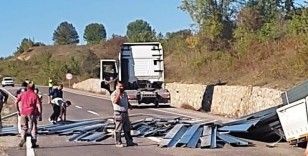 Demir yüklü tır kazaya karıştı, faciadan dönüldü
