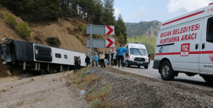 Burdur'da yolcu otobüsünün tıra çarpıp şarampole devrildiği kazada 8 kişi yaralandı