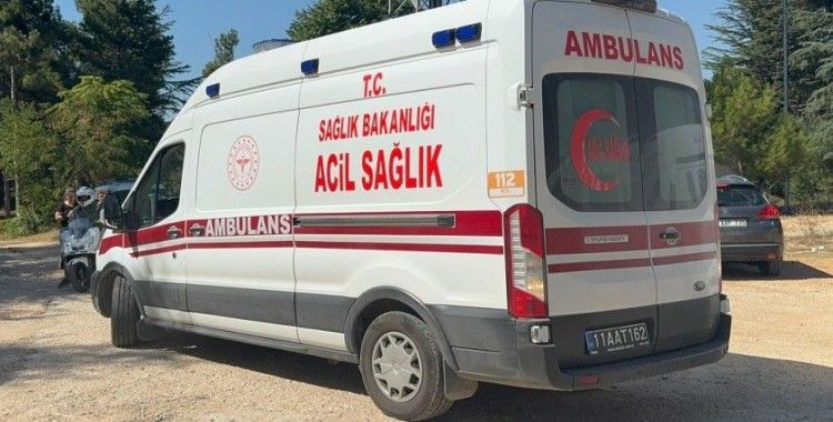 Kontrolden çıkan motosiklet 2 araca çarparak durabildi: 2 yaralı
