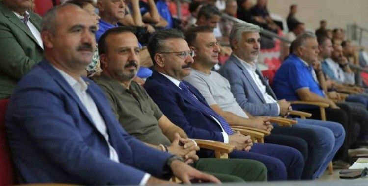 Vali Aksoy, hentol müsabasını seyredip tekvando antrenmanını ziyaret etti
