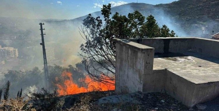 Söke’de otluk alanda çıkan yangın ahıra sıçradı
