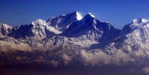 Araştırmacılara göre Everest Dağı yılda yaklaşık 2 milimetre uzuyor