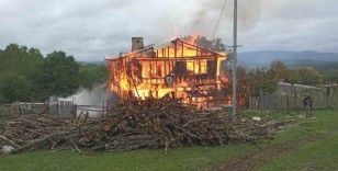 Kastamonu’da iki katlı ahşap ev çıkan yangında küle döndü
