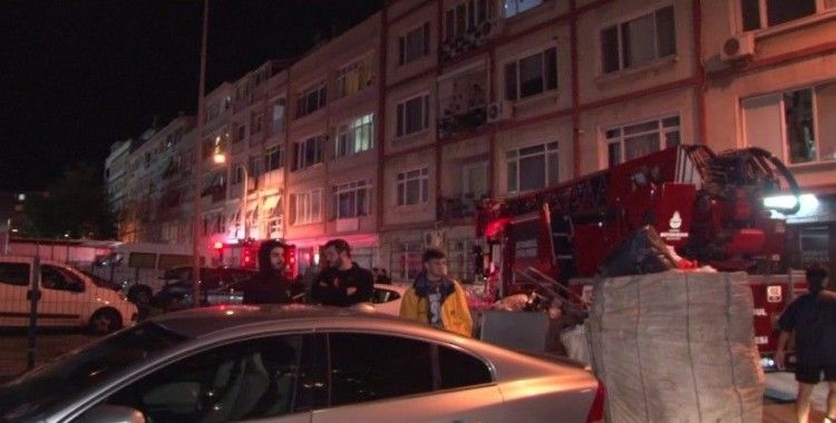 Kadıköy’de itfaiye sokağa giremedi, vatandaşlar isyan etti
