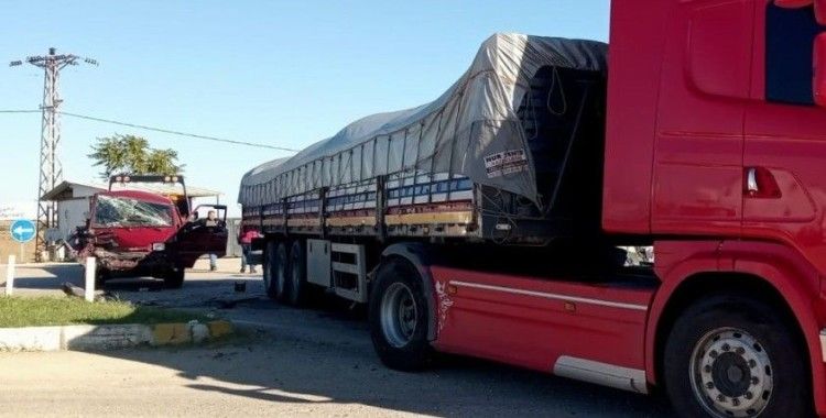 Tekirdağ’da panelvan tıra çarptı: 12 yaralı
