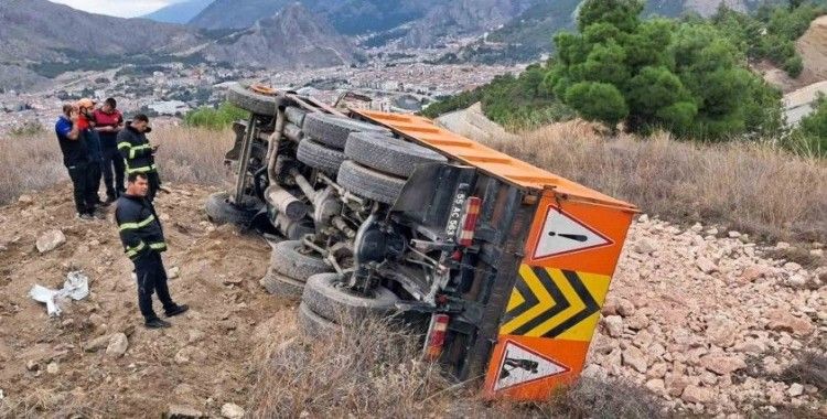 Amasya’da taş yüklü kamyon şarampole devrildi: 1 yaralı
