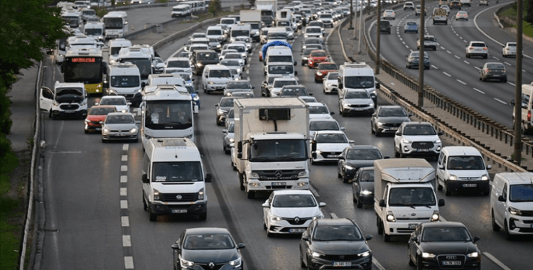 İstanbul'da sabah saatlerinde trafik yoğunluğu yaşanıyor