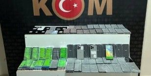 Erciş’te kaçak cep telefonu ele geçirildi
