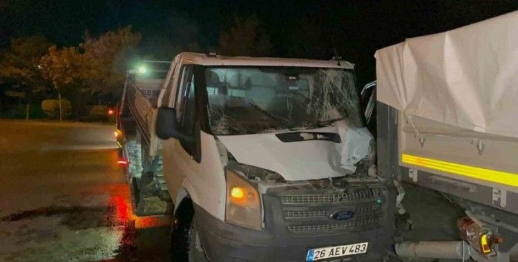 Park halindeki tıra çarpan kamyonetin 1.88 promil alkollü sürücüsü yaralandı
