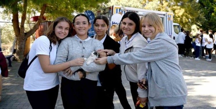 Kuşadası Belediyesi çocukları can dostlarla buluşturdu
