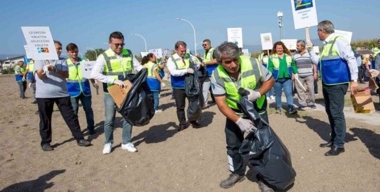 Büyükşehir personelinden sahil temizliği
