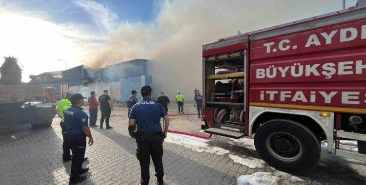 Nazilli’deki hurdacıda yangın çıktı: 2 kişi dumandan etkilendi
