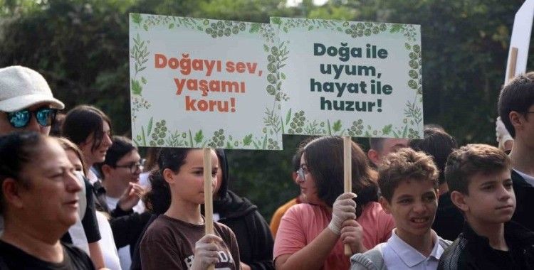 Ellerinde çöp ve pankartlarla Sapanca Gölü’nden çağrı yaptılar: “Doğanın varlığı tüm canlılar için elzemdir”
