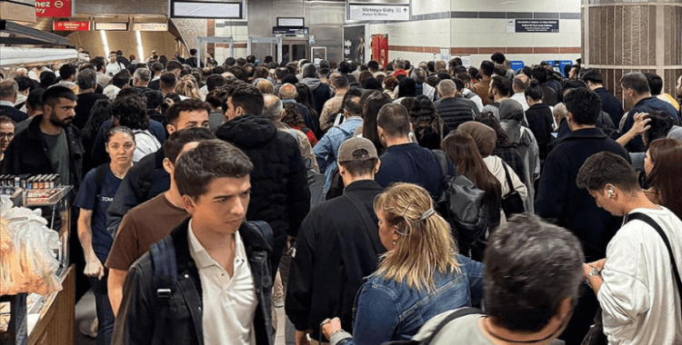 Üsküdar-Samandıra Metro Hattı'ndaki turnikelerin QR kodu okumaması nedeniyle yoğunluk oluştu