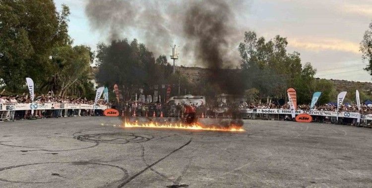 Motosiklet tutkunları teker yaktı, deniz üzerinde şovlar yapıldı
