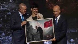 HKÜ öğrencisi Mert Can Altun, Cumhurbaşkanı Erdoğan’a eserini takdim etti
