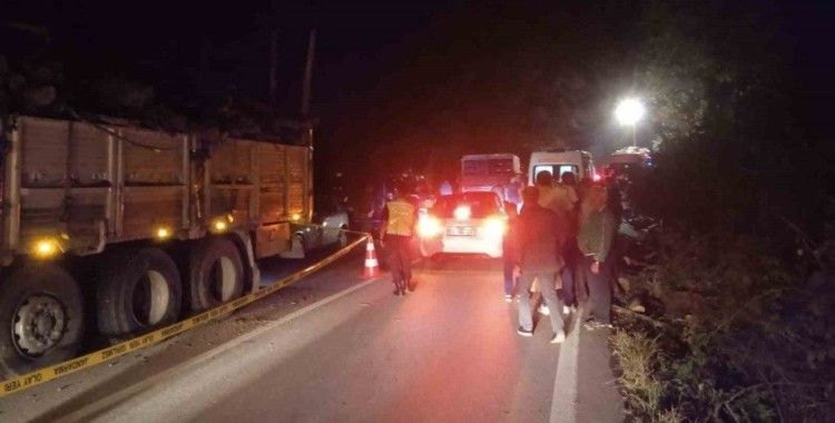 Kamyondan devrilen tomruklar otomobilin üzerine devrildi: Sürücü hayatını kaybetti
