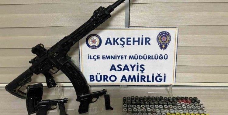 Akşehir’de yakalanan araçtan tabanca ve tüfek çıktı
