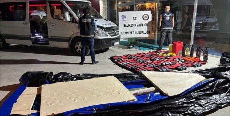 Susurluk’ta göçmen operasyonu: 17 düzensiz göçmen yakalandı, 4 organizatör gözaltında
