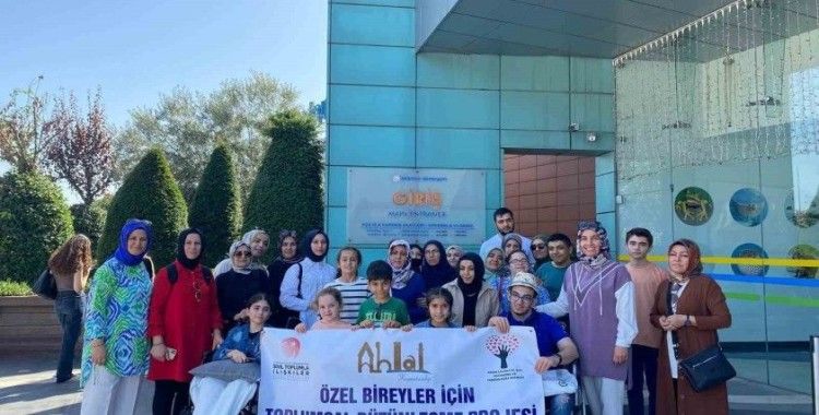 Ahlatlı engelliler İstanbul’un tarihi ve turistik mekanlarını gezdi
