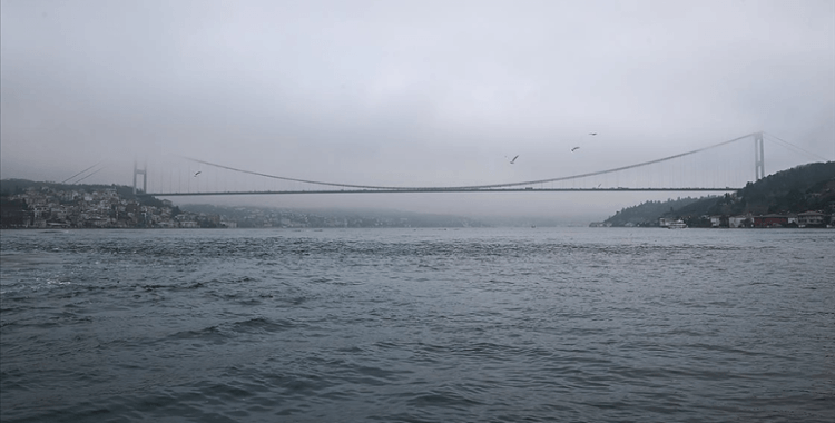 İstanbul Boğazı'ndaki gemi trafiği arızalanan yük gemisi nedeniyle askıya alındı