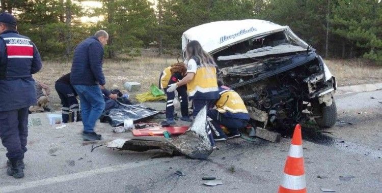 Karaman’da tarım işçilerini taşıyan minibüs şarampole devrildi: 2 ölü, 13 yaralı
