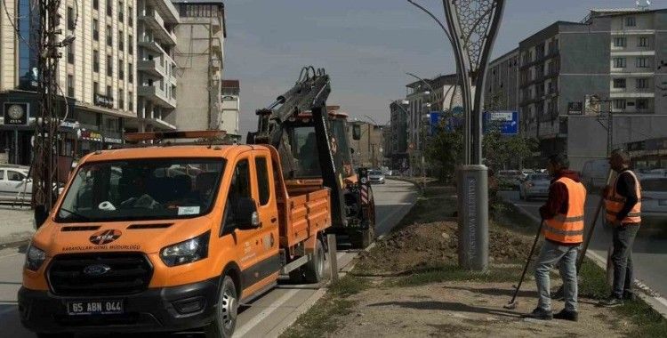 Yüksekova’da refüj yenileme çalışması
