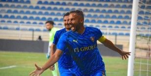 37 yaşındaki Yasin Öztekin, gol krallığına oynuyor