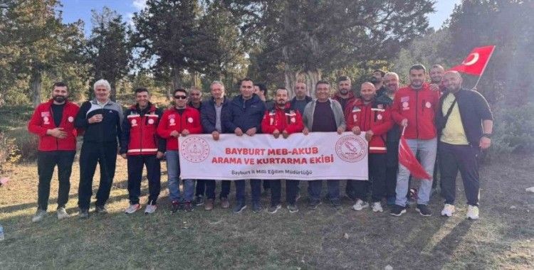 Bayburt’ta doğa yürüyüşü yapıldı fidanlar toprakla buluşturuldu
