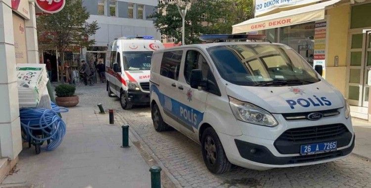 Tartıştığı arkadaşı tarafından bıçaklanan yabancı uyruklu şahıs hastaneye kaldırıldı
