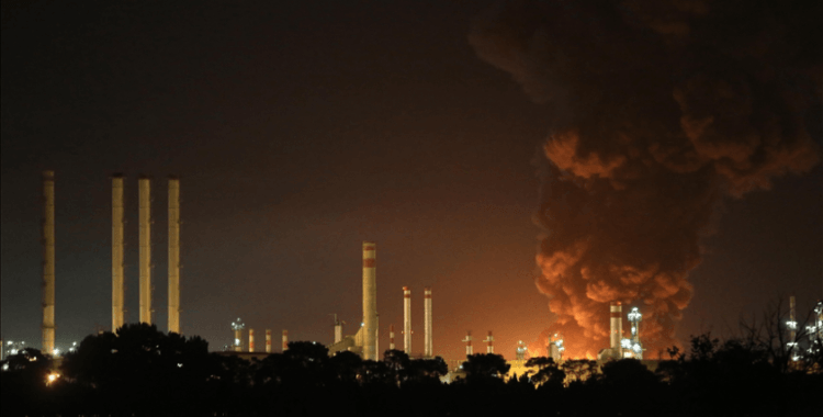 İran'ın güneybatısında bir petrol rafinerisinde yangın meydana geldi