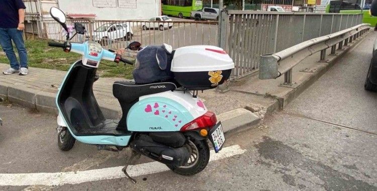 Otomobil motosiklete çarpıp kaçtı
