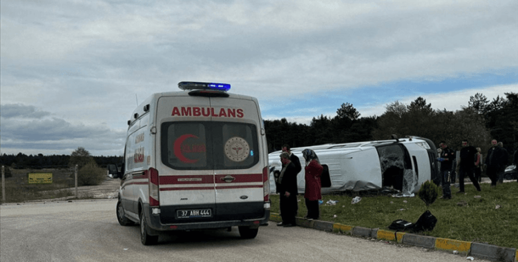 Kastamonu'da okul servisi ile tırın çarpışması sonucu 12'si öğrenci 13 kişi yaralandı