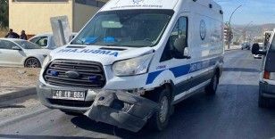 Ambulans ile otomobil çarpıştı: 1 yaralı
