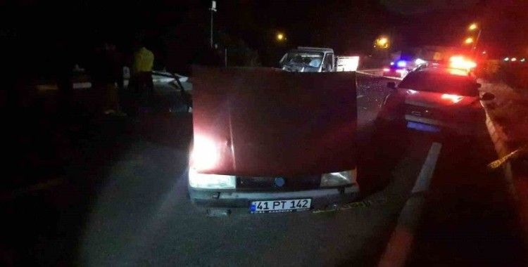 Yakıtları biten otomobillerini ittirirken kamyonet çarptı: 2 ölü, 2 yaralı
