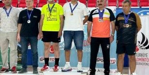 Badminton sporcusu öğretim üyesinden 2 altın madalya başarısı
