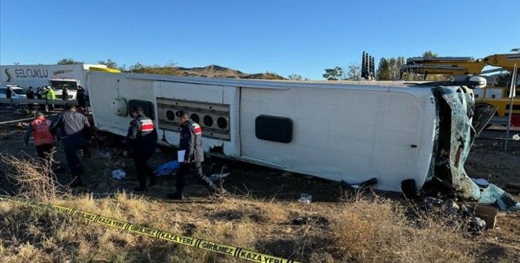 Aksaray'da tur otobüsünün devrilmesi sonucu 6 kişi öldü, 25 kişi yaralandı