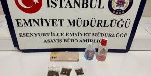 Esenyurt'ta uyuşturucu alışverişi yapan 2 şüpheli yakalandı