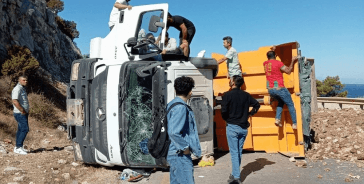 Hafriyat kamyonu devrildi, yol 2 saat trafiğe kapandı