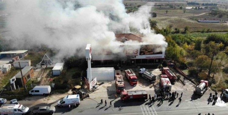 Kırklareli’nde mobilya mağazasında çıkan yangına müdahale sürüyor: Yangın havadan görüntülendi
